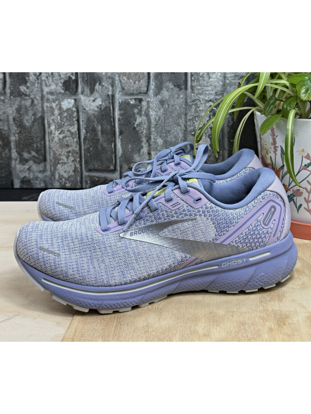 Brooks Ghost women  Purple/Gray Low Top Lace-Up Athletic Sneaker Rubber Outsole